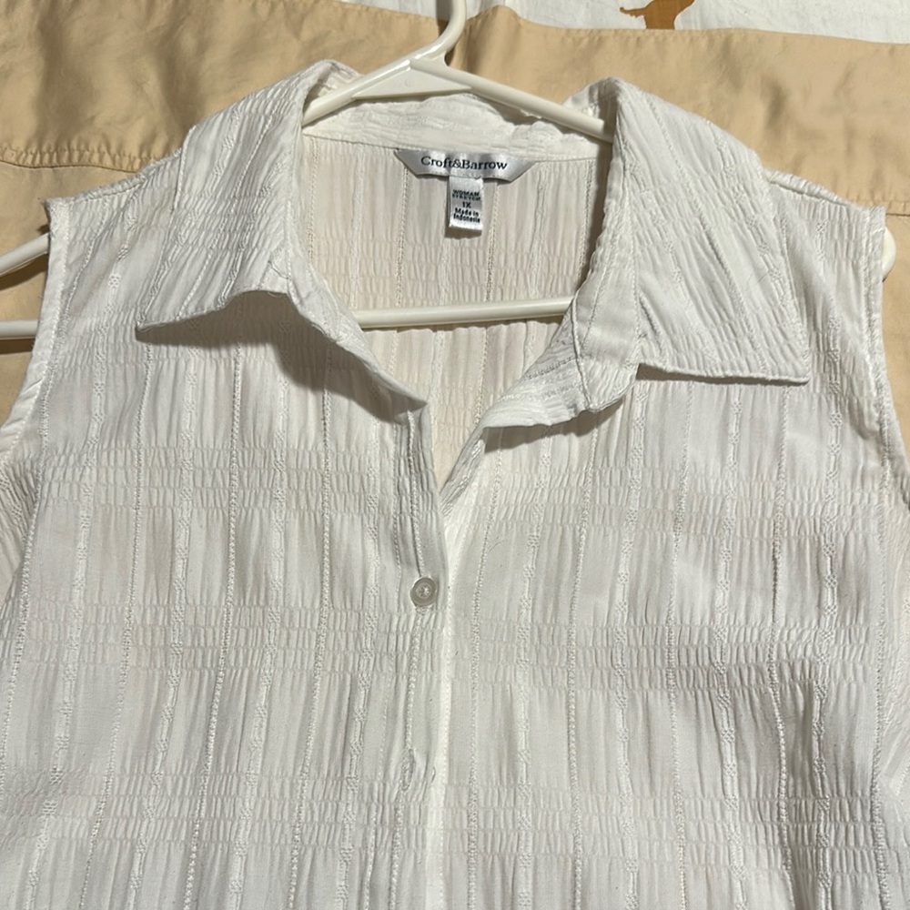 Croft & Barrow Cream Sleeveless Button Down Shirt
